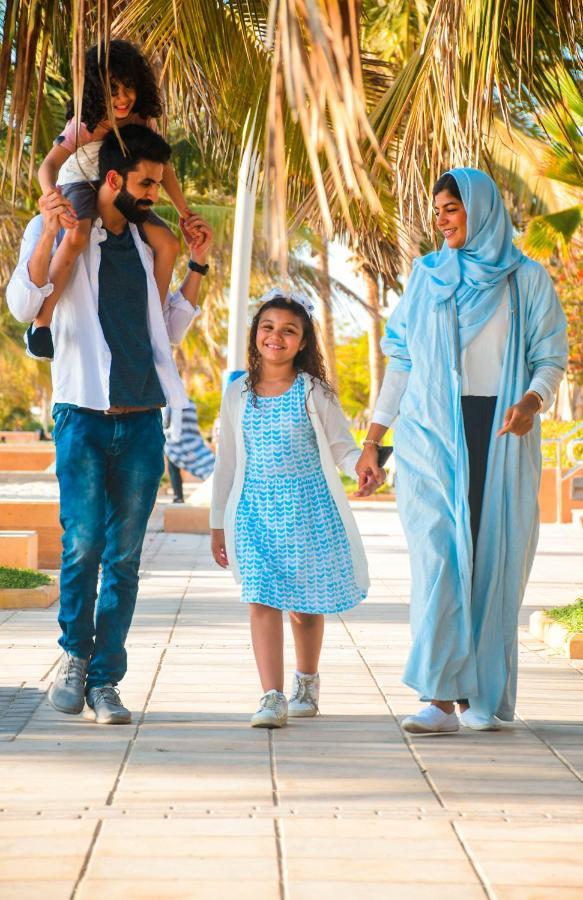 Bay La Sun Hotel And Marina - Emaar King Abdullah Economic City Ngoại thất bức ảnh A Bahraini family