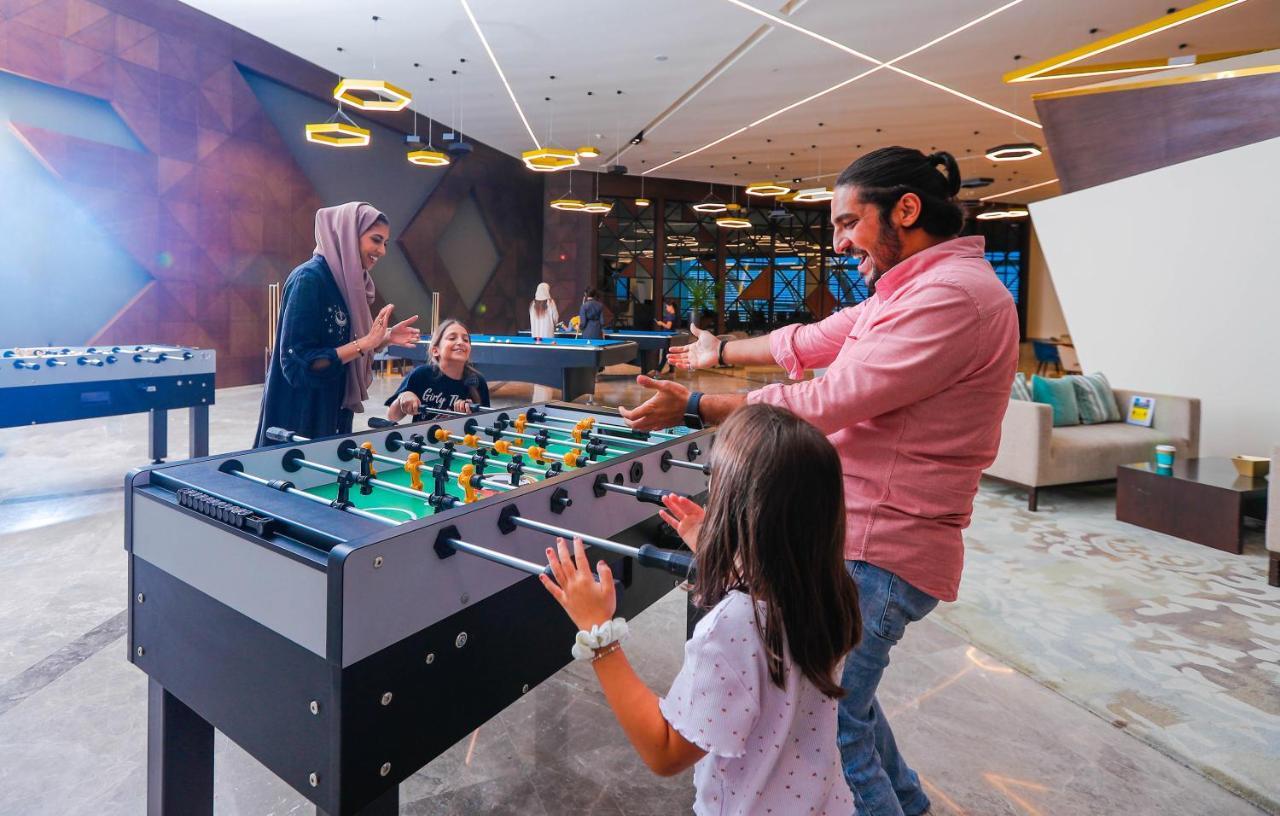 Bay La Sun Hotel And Marina - Emaar King Abdullah Economic City Ngoại thất bức ảnh Family playing table football