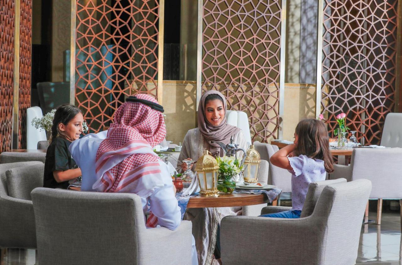 Bay La Sun Hotel And Marina - Emaar King Abdullah Economic City Ngoại thất bức ảnh A family at a restaurant in Riyadh