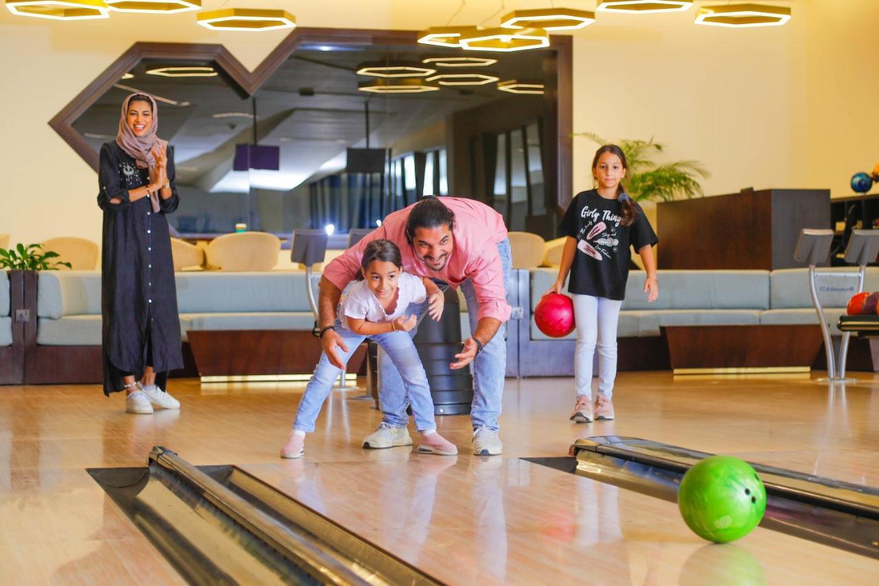 Bay La Sun Hotel And Marina - Emaar King Abdullah Economic City Ngoại thất bức ảnh Family at the bowling alley