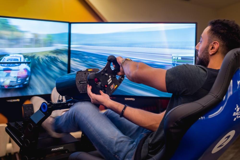 Bay La Sun Hotel And Marina - Emaar King Abdullah Economic City Ngoại thất bức ảnh A racing game player using a steering wheel