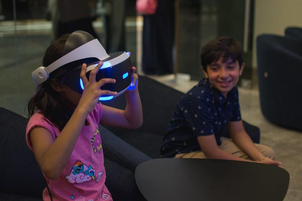 Bay La Sun Hotel And Marina - Emaar King Abdullah Economic City Ngoại thất bức ảnh A child wearing a PlayStation VR headset