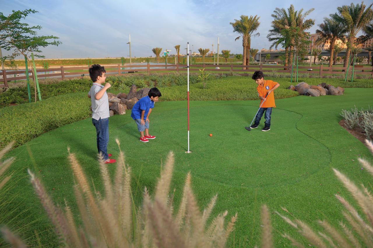Bay La Sun Hotel And Marina - Emaar King Abdullah Economic City Ngoại thất bức ảnh Golf putting green at Al Forsan National Club